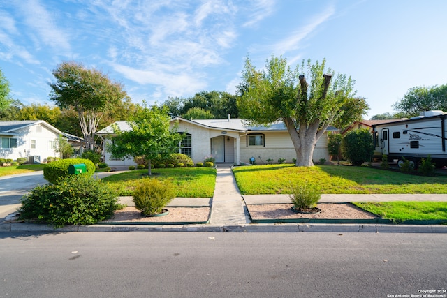 single story home with a front lawn