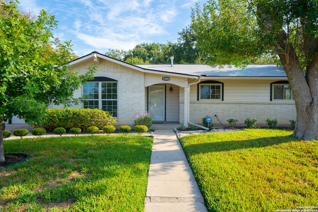 single story home featuring a front lawn