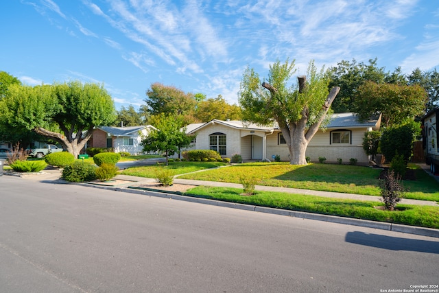 single story home with a front lawn