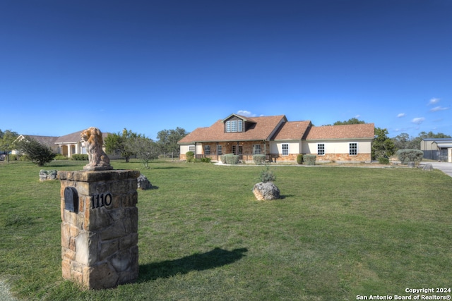 cape cod-style house featuring a front lawn