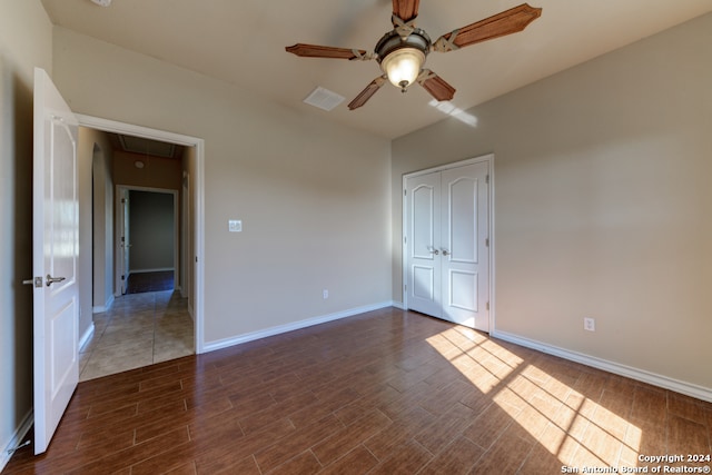 unfurnished bedroom featuring ceiling fan and a closet