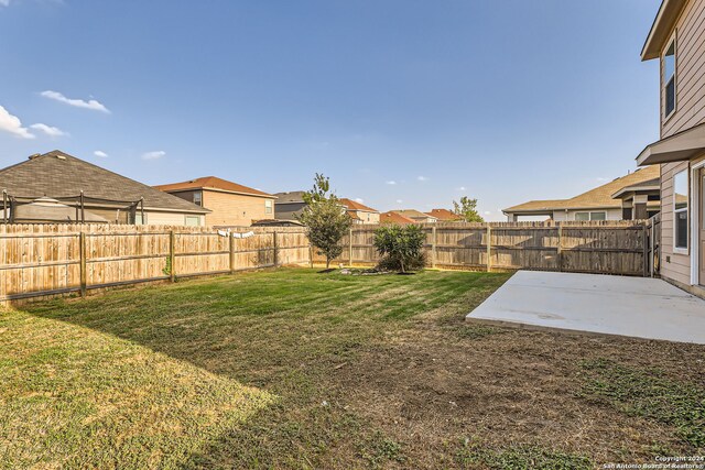 view of yard featuring a patio area