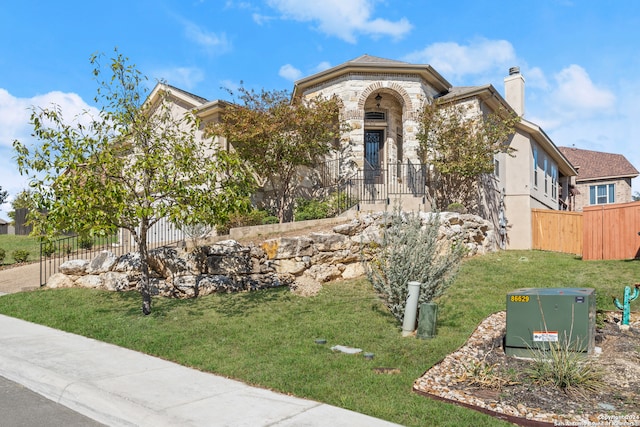 view of front facade with a front lawn