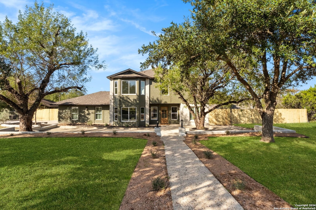 view of front of home featuring a front yard