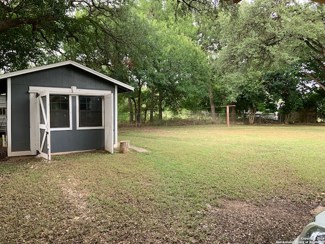 view of yard featuring an outbuilding