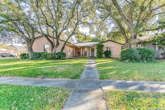 ranch-style house featuring a front yard