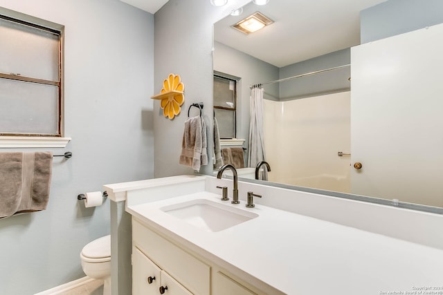 bathroom featuring a shower with shower curtain, vanity, and toilet