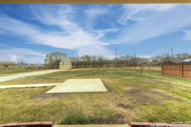 view of yard with a rural view