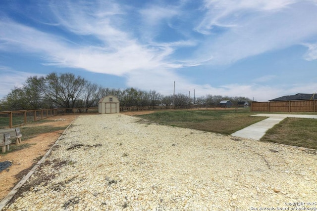 view of yard featuring a storage shed