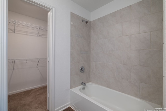 bathroom with tiled shower / bath