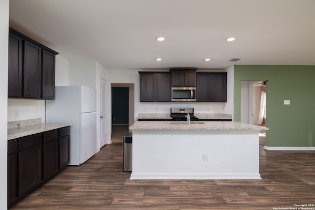 kitchen featuring a center island with sink, sink, dark brown cabinets, dark hardwood / wood-style flooring, and stainless steel appliances