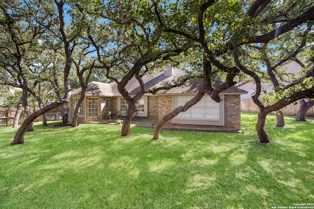 view of front of house featuring a front lawn