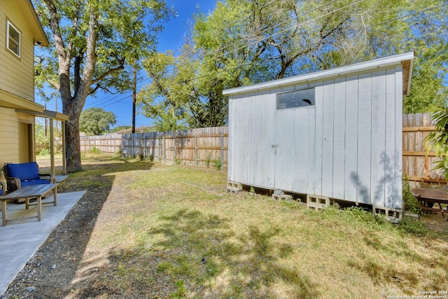 view of yard featuring a storage unit