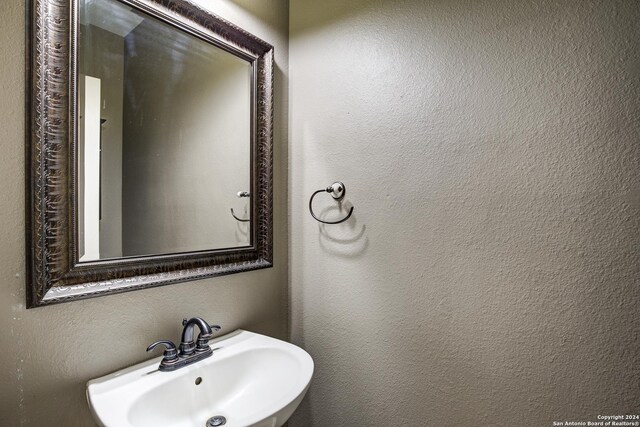 268 Fawn Rdg, Cibolo, TX 78108 - bathroom featuring a sink and a textured wall