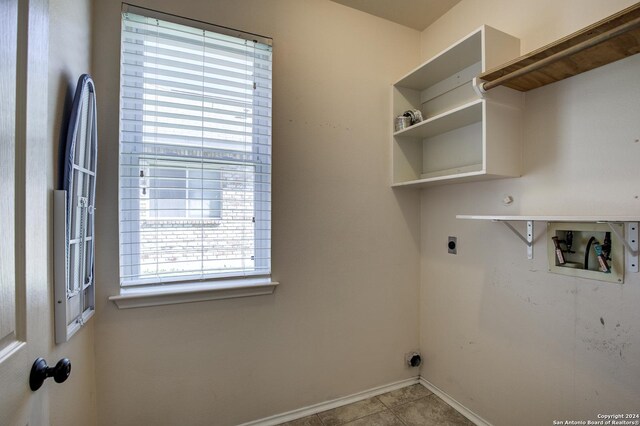 268 Fawn Rdg, Cibolo, TX 78108 - washroom featuring electric dryer hookup, washer hookup, baseboards, and tile patterned flooring