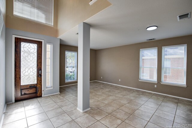 268 Fawn Rdg, Cibolo, TX 78108 - entryway featuring light tile patterned floors and baseboards