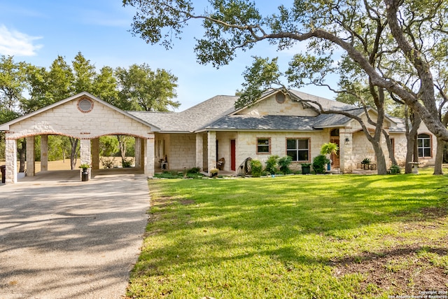 view of front of property featuring a front lawn