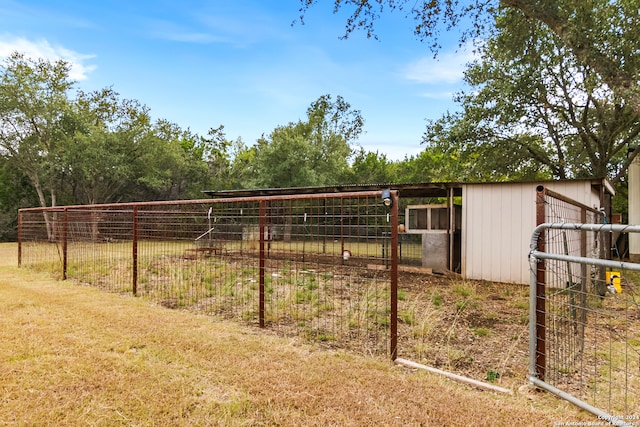 view of yard featuring an outdoor structure