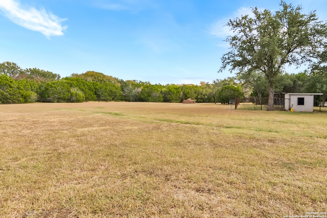 view of yard featuring a rural view