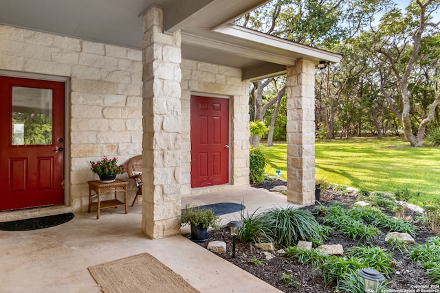 entrance to property featuring a yard