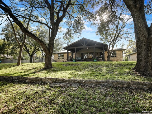 view of yard featuring ceiling fan