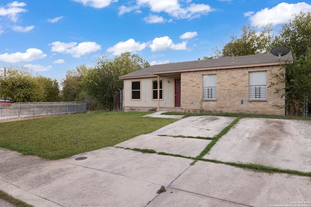 view of front facade featuring a front lawn