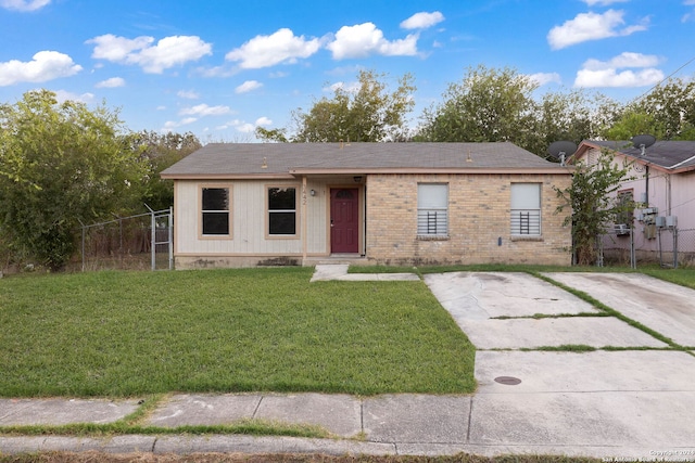 view of front of home featuring a front yard