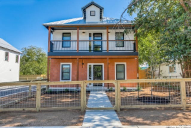 view of front of home featuring a balcony