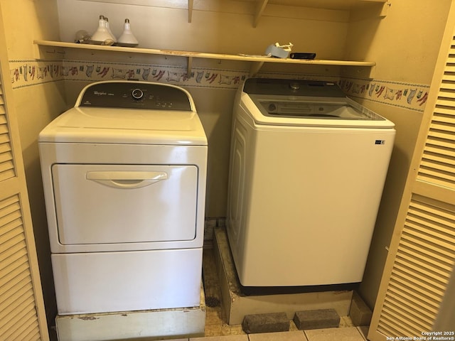 laundry area with laundry area and washing machine and clothes dryer