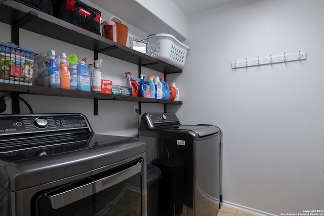 laundry room with washing machine and dryer