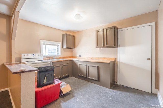 kitchen with a kitchen bar, kitchen peninsula, sink, and white electric range oven