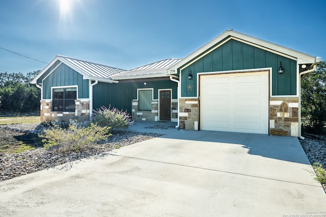 view of front facade with a garage