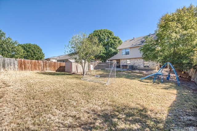 view of yard featuring a shed