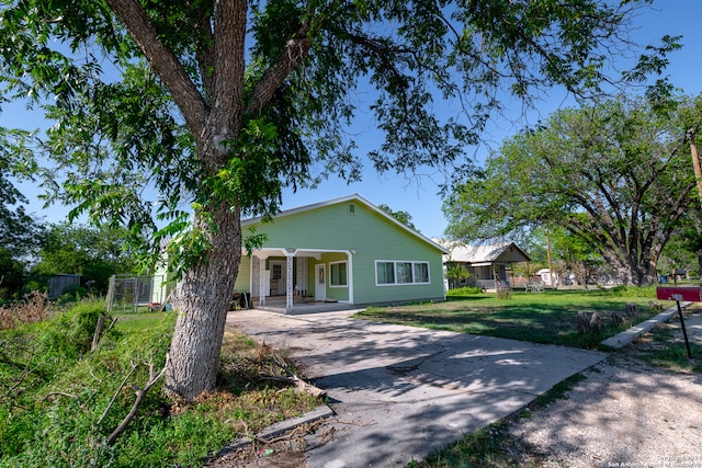 view of front facade with a front yard and a porch