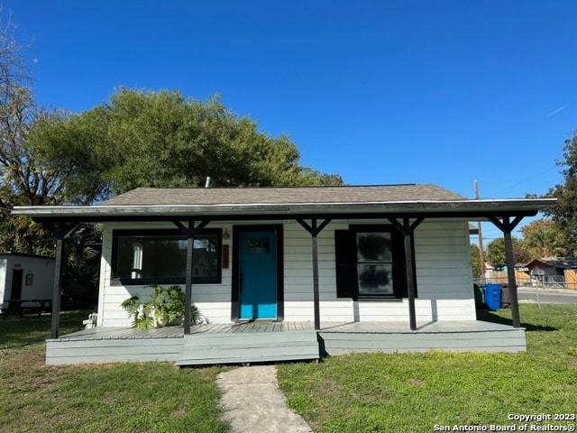 view of front of house featuring a porch and a front yard