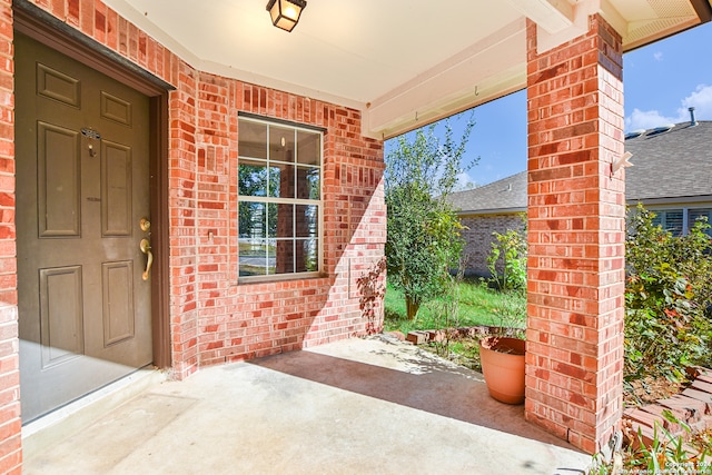 property entrance featuring covered porch