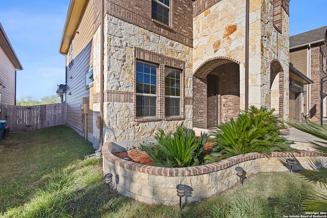 property entrance featuring a yard