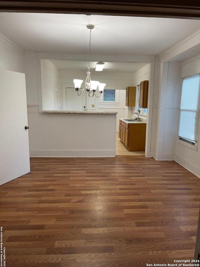 interior space featuring crown molding, sink, dark hardwood / wood-style floors, and an inviting chandelier