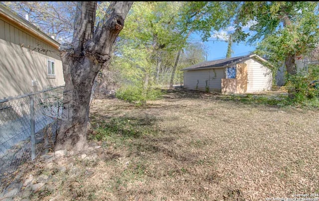 view of yard with an outdoor structure