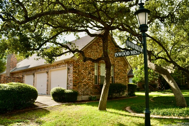 view of front facade with a front lawn