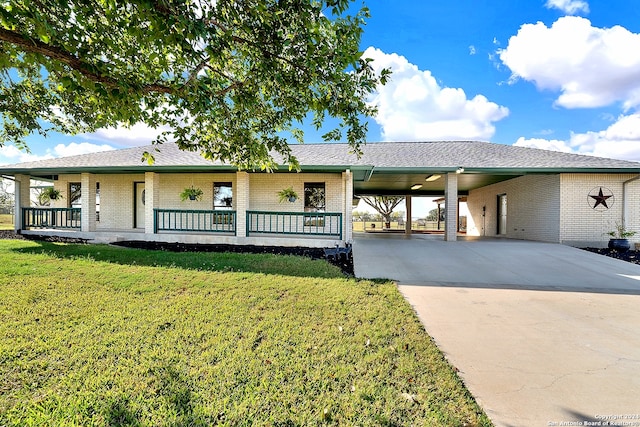 view of front of property featuring a front yard, a porch, and a carport