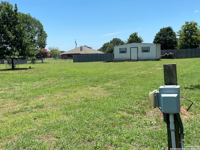 view of yard featuring an outbuilding