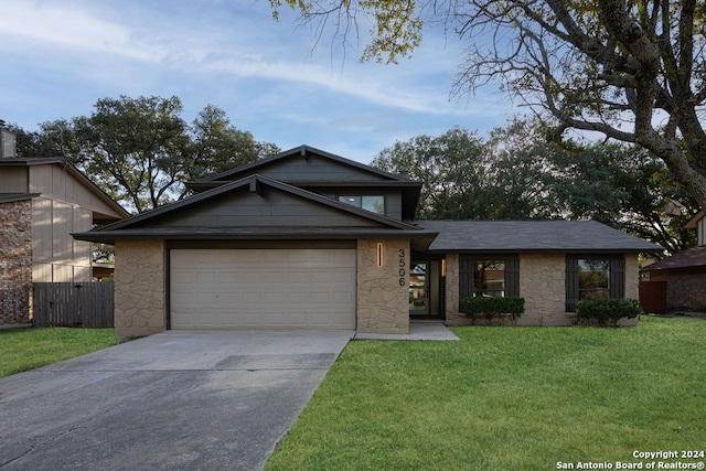 view of front of property featuring a front lawn and a garage