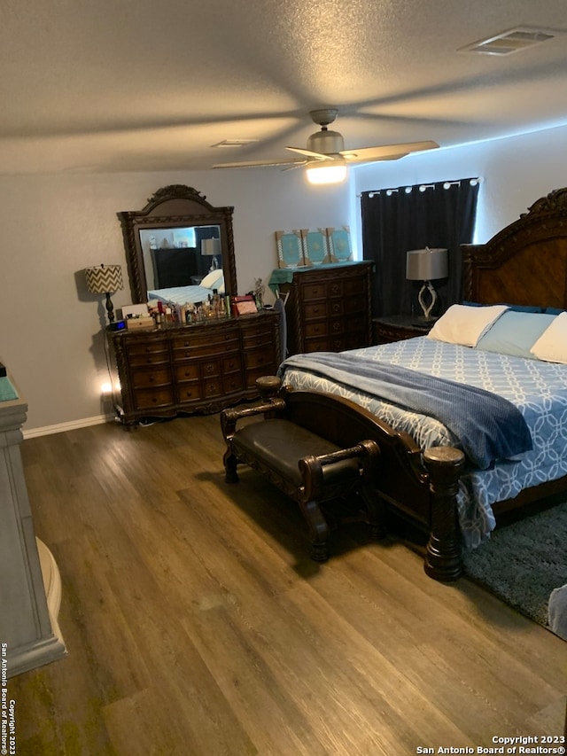 bedroom featuring a textured ceiling, hardwood / wood-style flooring, and ceiling fan