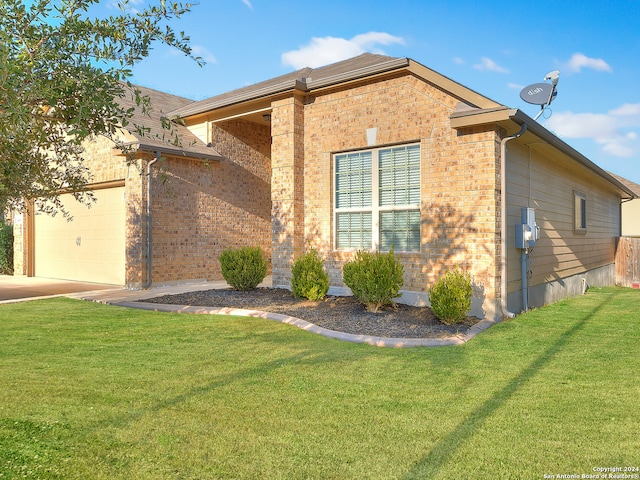 view of front facade with a garage and a front lawn