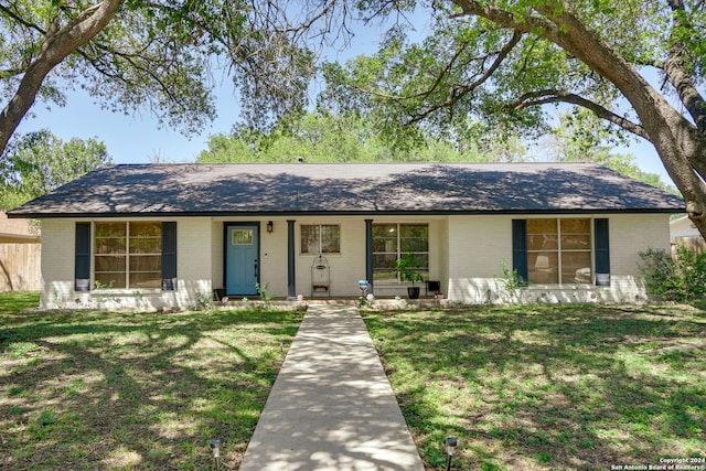 ranch-style house featuring a front lawn