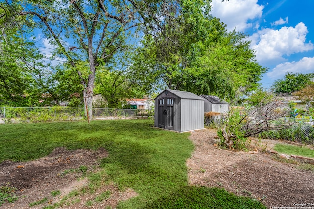 view of yard featuring a storage unit