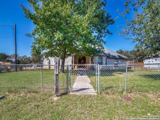 view of front of home featuring a front yard