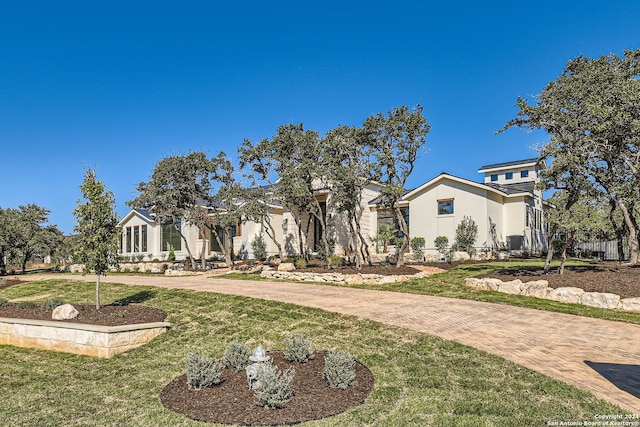 view of front facade featuring a front yard