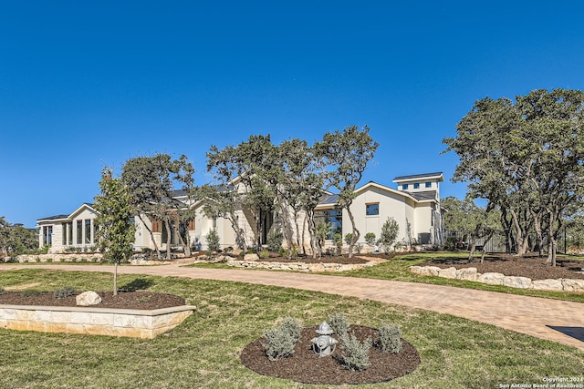 view of front facade featuring a front lawn